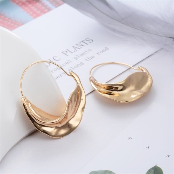 Emily Ratajkowski Inspired Wavy Hoop Earrings - Picture 6 of 10